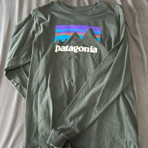 Hunter green Patagonia long sleeve size small good condition, fits a little long